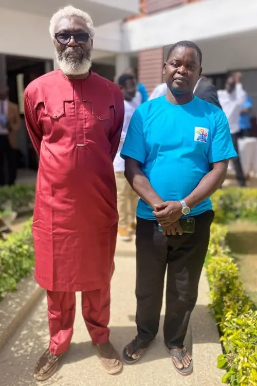 un traducteur wolof et le Pasteur Malick Fall